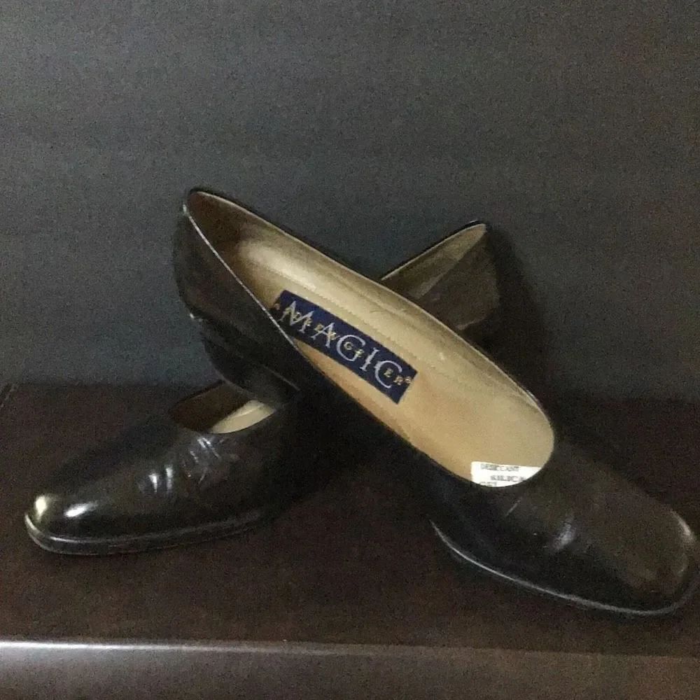 Magic shoes by Andrew Geller Size 7 1/2 small cracks in inside shown